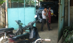 Phẫn nộ người vợ lăng loàn đứng nhìn người tình giết chồng