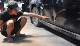 Nã đạn vào xe Lexus trên phố như phim hành động