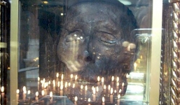 Rùng mình hộp sọ của vị thánh hiển linh lơ lửng giữa không trung