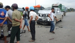 Xe máy chạy tố độ cao, đối đầu ô tô làm 2 người thương vong