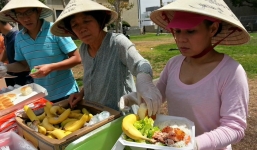 'Vợ Hoài Linh' mặt mộc đội nón lá tất bật làm từ thiện