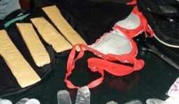 Nữ quái và 'tuyệt chiêu' giấu hàng vào... quần lót