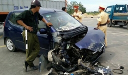 Xe con nát đầu khi đâm trực diện vào xe tải