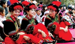 Lễ hội sờ ngực phụ nữ trong tháng cô hồn 