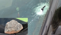 Hàng loạt vụ ném đá vỡ kính ô tô xảy ra ở Hà Nội