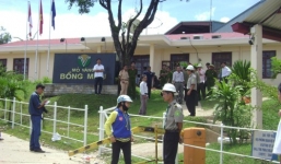 Thực hư chuyện 100 người dân lao vào nhà máy vàng để cướp?