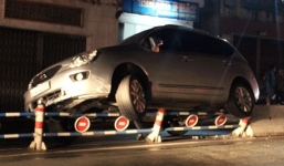 Xế hộp mất lái, lao thẳng lên dải phân cách