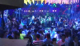 Cảnh sát đột kích tụ điểm ăn chơi ở đất Cảng