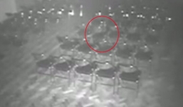 Bí ẩn rợn người về chiếc ghế tự đổ trong nhà hát không người