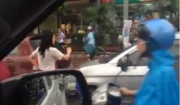 Choáng với nữ tài xế chống nạnh thách xe đằng sau: 'tiếp tục tông đi'