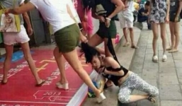 Đánh ghen tàn bạo, lột đồ tình địch ngay trên đường phố