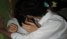 Phát bao cao su cho bạn để hiếp dâm tập thể thiếu nữ 14 tuổi