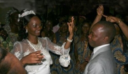  Con trai lấy mẹ đẻ làm vợ, em chồng cưới chị dâu