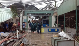 Lốc xoáy cuốn sập hàng trăm ngôi nhà