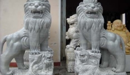 Đặt tượng sư tử trước cổng nhà làm tăng phú quý?