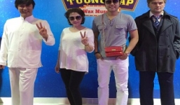 Vũ Hoàng Việt và bồ già tỷ phú chụp ảnh cùng Thành Long