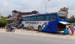 Xe khách 52 chỗ lao thẳng vào nhà dân khiến 1 người chết