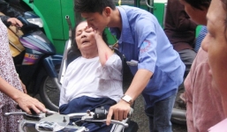 Cụ bà 70 tuổi đi xe lăn bị xe buýt tông bất tỉnh