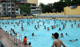 Xôn xao tin đồn nữ sinh mang thai chỉ vì đi bơi?