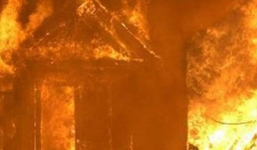 Tẩm xăng đốt phòng trọ để trả thù vì bị gãy răng