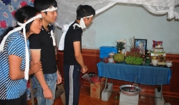 Mẹ khóc ngất bên bàn thờ con chết đuối vì cứu bạn