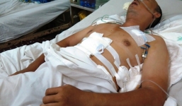 Giây phút kinh hoàng của người tiếp thị kẹo bị con chủ quán đâm