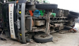 Sập mương nước, xe tải đổ nhào