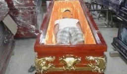 Thanh niên 'tự sướng' trong quan tài gây bão cộng đồng mạng