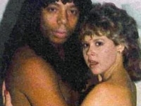 Thiên tài âm nhạc 'nếm sex' từ năm 9 tuổi 