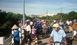 Rùng mình xác chết nam thanh niên nổi trên sông