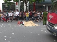 Ngã xuống đường, người phụ nữ bị ôtô cán tử vong