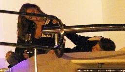 Justin Bieber bị chụp trộm đang âu yếm gái lạ