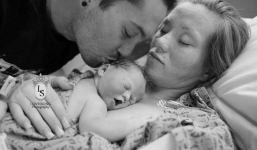 Bộ ảnh bố mẹ bên xác con gái nhỏ chết lưu gây xúc động