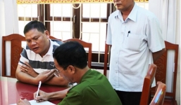 Bất ngờ bị bắt, trạm trưởng kiểm lâm vứt vội 2 bọc tiền dưới gốc cây