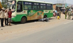 Tai nạn thảm khốc, con trai ôm mẹ gào khóc giữa đường