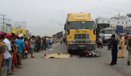 Đau lòng cảnh cháu chứng kiến ông chết dưới bánh xe container