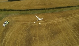 Cận cảnh hai máy bay đâm nhau lao thẳng xuống đất