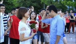 Cô gái 9X bất ngờ cầu hôn bạn trai giữa quảng trường Vinh