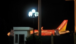 Máy bay không thể hạ cánh vì sân bay... hết chỗ