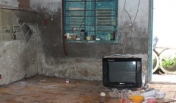 Cùng ngồi nhậu, vợ đâm chồng hờ suýt chết