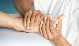 Kỳ 3: Chuyện hi hữu về giang hồ cộm cán ... bóp chân cho vợ