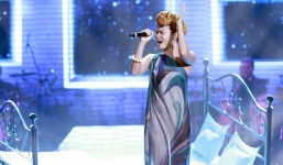 Đồng Lan hớ hênh khi biểu diễn trên truyền hình