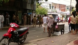 Bản tin 113 – chiều 4/8: Bà cụ chết bất thường trên giường, với cánh tay đầy máu…