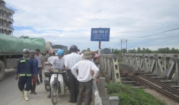 Người đàn ông bị tàu hỏa kéo 100m, cơ thể biến dạng