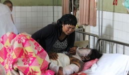 Hai mẹ con bị người đàn ông lạ tạt xăng ngay trên giường