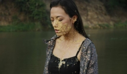 Tina Tình bị tạt thẳng trứng thối vào mặt vì lăng nhăng