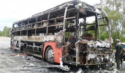 Xe chở 40 khách nổ lốp, cháy rụi trơ khung