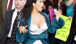 Kim Kardashian quyến rũ với 3 vòng ngoại cỡ