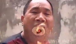 Kỳ lạ: Người đàn ông thổi ra ...lửa 