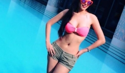 Mai Phương Thúy khoe dáng đẹp bên bể bơi